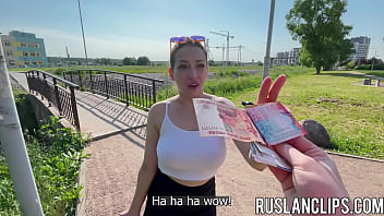 Katy Deeは、公共の場で点滅することでポケットマネーを獲得しました