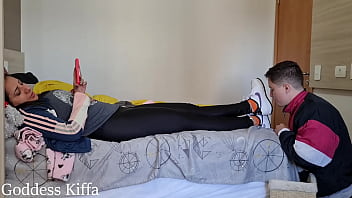 Deusa Kiffa e Mr Pine - Kiffa faz seu cuck limpar os mesmos tênis sujos usados em seu encontro - ADORAÇÃO DE SAPATOS - CUCKOLD - PÉS SUJOS - FINDOM - DOMINAÇÃO DO PÉ - HUMILHAÇÃO - TÊNIS - TAPA DE PÉ - NEGAÇÃO DO ORGASMO -