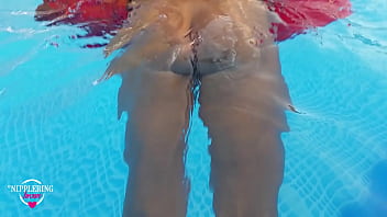 nippleringlover 乳首ピアスの恋人の角質の熟女、プールで全裸水泳、ピアスの乳首、ピアスの猫の唇の大きなリングを通して見る