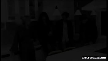 ダイアナは素早いフェラをして顔射を受ける