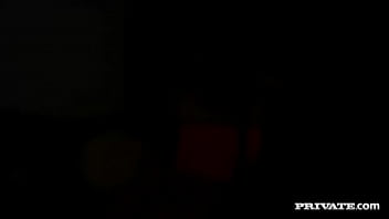 Камилла поглаживает длинный твердый член, пока он не кончит ей на лицо