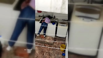 私の友人は彼の妻と私を一人にした！そして、誰も知らないビデオを録画するように彼女を説得するまで、私は彼女を苛立たせ始めました！