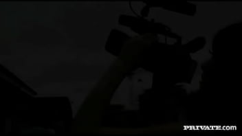 Keira и Roxanne делят друг друга и член с обменом спермой
