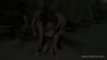 屋外で二穴挿入を受けるウィニー