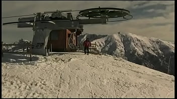 ジュディス・フォックスとプリヴァはDPを取得して雪山をハイキング中