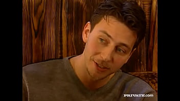 セクシーな赤毛のカルメン・ホワイトは複数のペニスを彼女の中に受け入れます