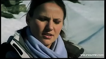 Claudia Rossi делает перерыв в катании на лыжах, чтобы сожрать член