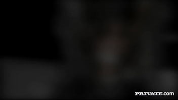 Возбужденная Vanessa берет на себя ответственность за трех мужчин, которые трахают ее вместе