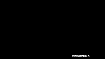 Чернокожая красотка Багира трахается на верфи с твердым белым членом