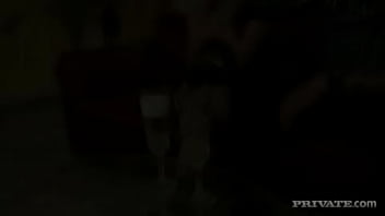Бритни берет двух парней в своем первом тройничке