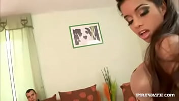 ズレイディは二人の男の間で吊り下げられ、ペニスをしゃぶりながら犯される