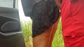 本物の素人の野外淫乱妻が車の中でオナニーし、夫に森の中で止まるように頼む.