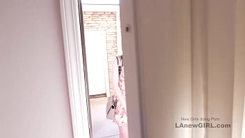 臆病なブルネットは、スタジオで露出した女性らしさを取得します
