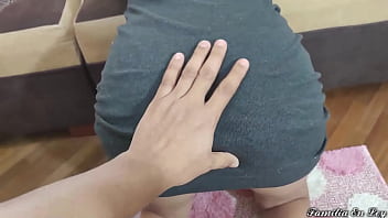 ポルノを見ている義理の妹が興奮しているのを見つけます
