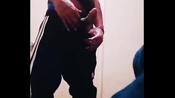 先生は映画を見ていました & 私はちょうど私のディックを抜いた.怒るかと思ったけど…