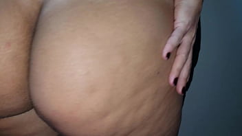 寝取られ夫は妻が友達の前で大きなお尻を見せながら踊っているところを撮影する