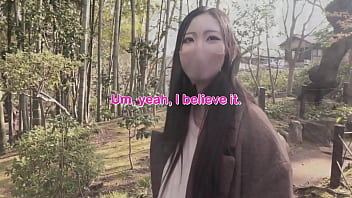 森で美女がおしっこ！？野外放尿に大興奮して思わず手コキ・・・