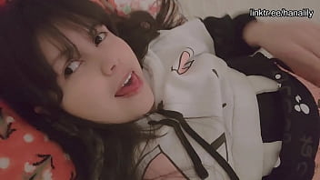アマチュアの若い女性のハンピングピロー流出ビデオ、大きなお尻ときつい小さな猫 - hana lily