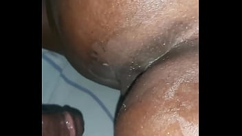 近所の奥さんの肛門に巨根を突っ込むと、奥さんが悲鳴をあげる