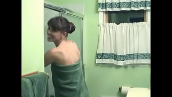スキニー熟女はお風呂に入っている間彼女の体を愛撫しています