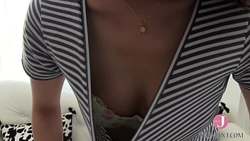 むち打ちの体を持つお母さんは、おっぱいを感じなかったと言ったが、俳優が触ると乳首が立っている。