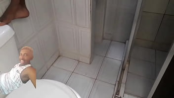 友達はバスルームに行き、ドアを開けたままにして自分自身に触れて宣伝し、リオデジャネイロのホットなナグティディックを赤でフルビデオで感じました