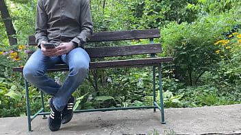 公共公園のリアビューで放尿ゴージャスなお尻