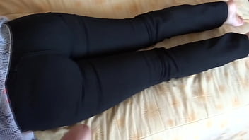 私は夫の上司に魅了され、結局彼のチンポをしゃぶり、彼は私のお尻に中出ししました