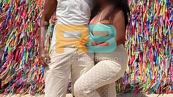 フォックスホットワイフと彼女の寝取られ夫を歓迎するバイーア出身のブラジルの雄牛、ディレクター。ペロウリーニョとホットワイフでサルバドールで休暇中のカップルは、サルバドールの通りの真ん中で食いしん坊とデートしたばかりの寝取られ夫を見せびらかしています！