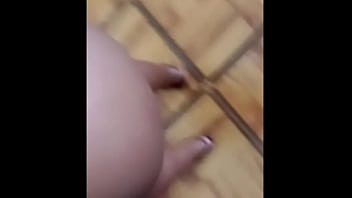 彼は才能のある男のチンポを扱うことができず、痛みで泣きながらやめてと頼みましたが、彼は彼のチンポをすべて飲みました