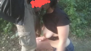 いたずらな女の子は、トレイルで真新しいを見つけて、彼のペニスを吸うように頼みます