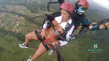 コロンビア出身のナンバーワンの黒檀女優マリアナ・マルティックスがパラグライダーで裸で自慰行為をする