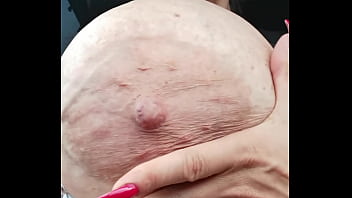 ペネロペブラックダイヤモンド、別名BigBustyStarは、車の中で彼女の巨大な静脈のおっぱいを見せてくれます