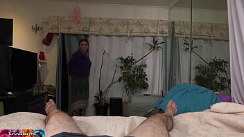 継母はあなたに自分の体を使って安全なセックスの仕方を学んでほしいと考えています