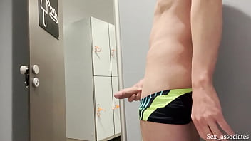 私は公共のプールで私のペニスを引き出します、そして、妊娠中の女性は私が絶頂するのを手伝うことに決めます。