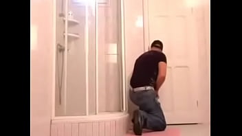 彼女の叔父に自慰行為をし、お父さんは彼らを見て、怒って、叔父が去ったときに彼にそれを取り出します。