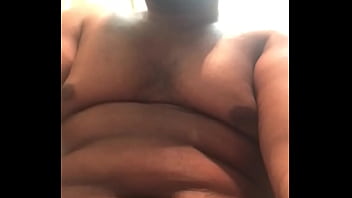あごひげを生やした男の太いペニスのソロアクション