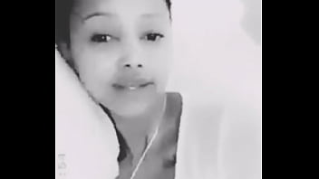 Meling Christine vs huddah セクシー ボディ ショー