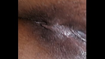 私が彼女にいくつかの助けを与えている間、彼女のおもちゃを使っている彼女