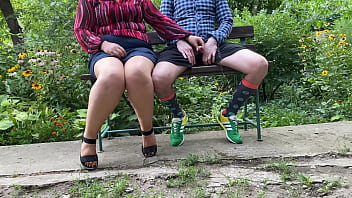 熟女は若い男の隣に座って、彼が小便するのを見たい