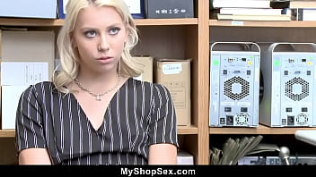 ホットな万引き犯の若い女性とのバックルームセックス - Myshopsex
