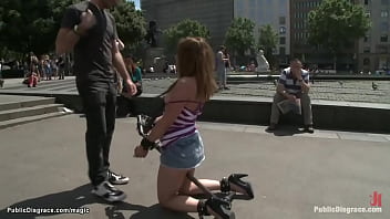 縛られた若い女性が人前で這わされた