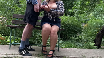 ベンチの公園で彼女のおっぱいに巨根ザーメン