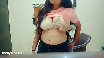 भाभी ने चूत pelne के लिए लड़के को घर पे बुलाया और अपनी चूदाई करवाई xxx soniya bhabi