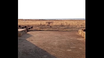 海の近くの屋外小便