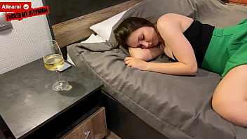 若い継母と継子。義理の息子：「ごめんなさい、お父さん、でも彼女は暑すぎます！」