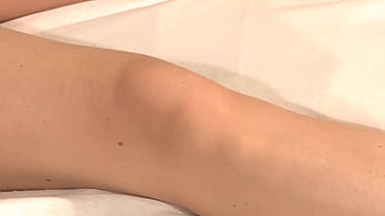 肮脏的婊子需要在医疗室受到惩罚。 第 1 部分。撒尿的妓女羞辱了她的妇科医生。 用力打屁股、束缚口交和喉咙他妈的是她的奖励。