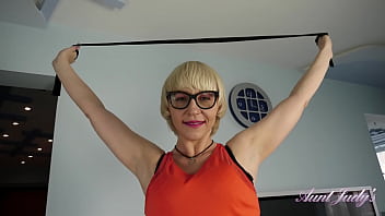 AuntJudys - 43 歳の巨乳主婦リンダは彼女の成熟した猫を汲み上げてオナニーします