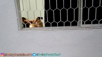 ピラダが捕まった。通りに隠れて家の窓から隣人を覗き見して、彼女はBBCの巨根異人種間ポルノを見てオナニーしている間、彼女は近所の雌犬で、結局潮吹きしてしまい、私はあえて彼女に話しかけました