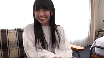 [業餘 pov] 帶著可愛微笑的送貨美女。 送貨工作是她約會的一部分。 我們在澀谷挑選了送餐美女。